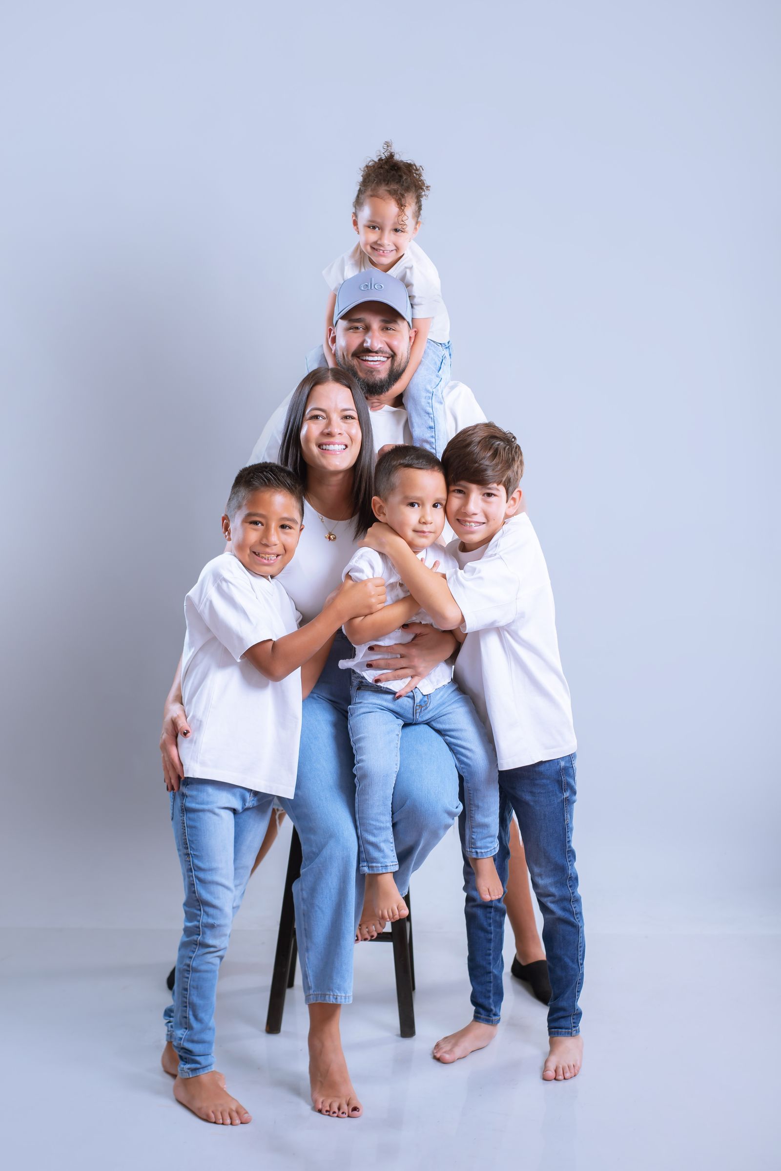 Familienporträt mit sechs Personen im Fotostudio