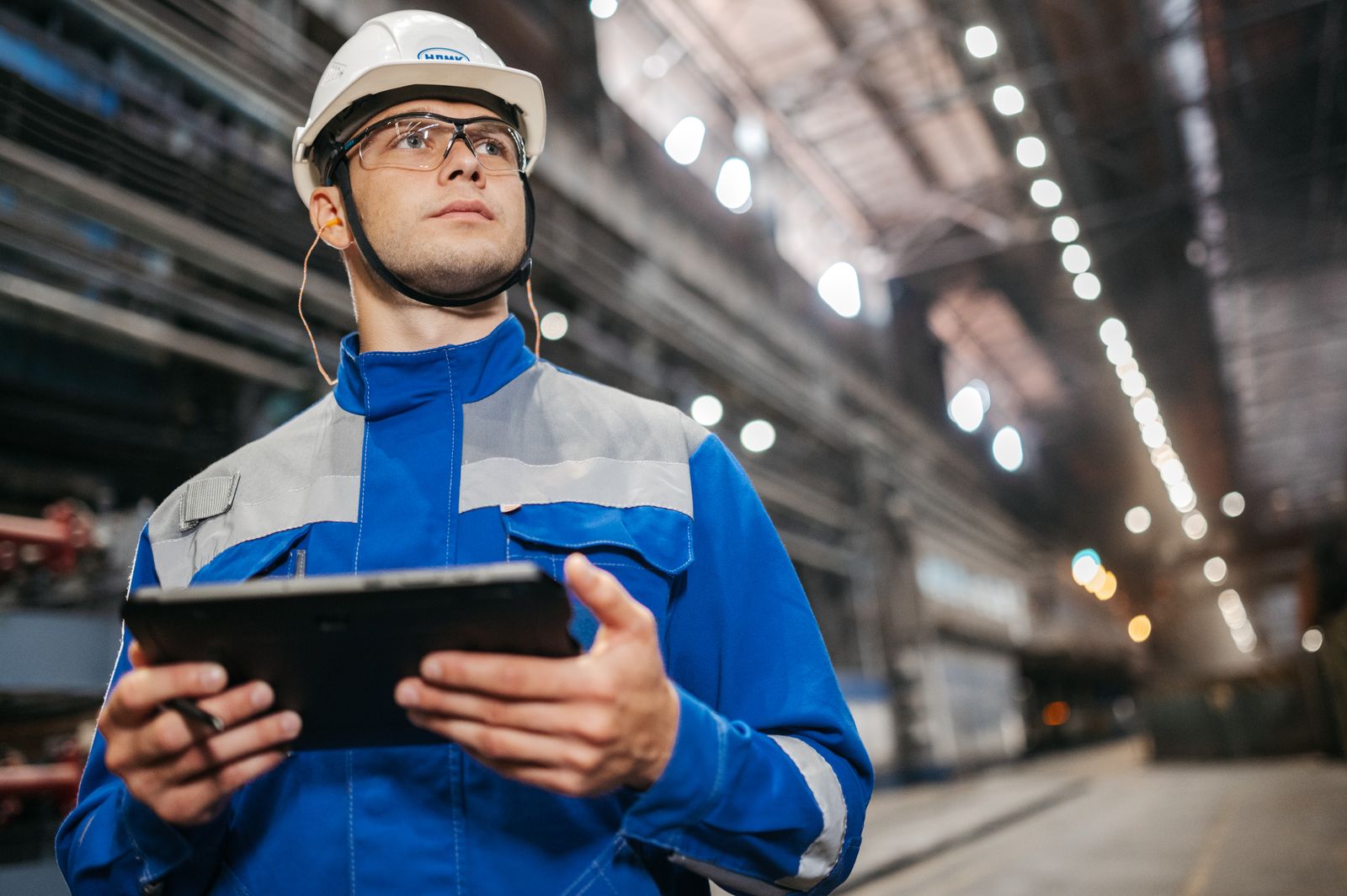 Industriefotografie: Mitarbeiter mit Tablet in einer Produktionshalle