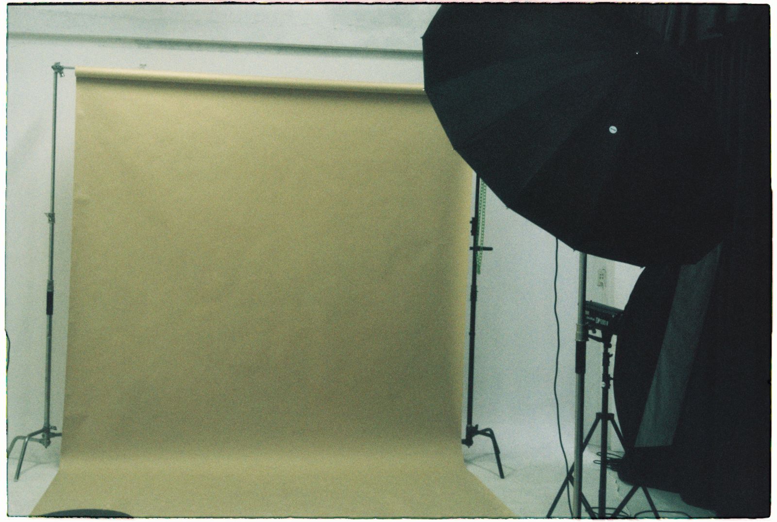 Fotostudio mit Lichtequipment, bereit für ein Shooting